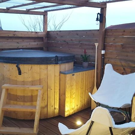 La Roulotte Des Amish & Bain Nordique A Remous Jacuzzi Guest House Mattexey Exterior photo